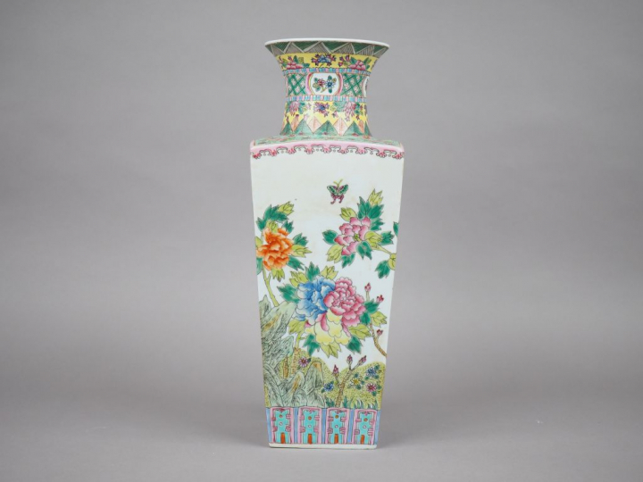 Vase de forme quadrangulaire en porcelaine et émaux dans le style de l