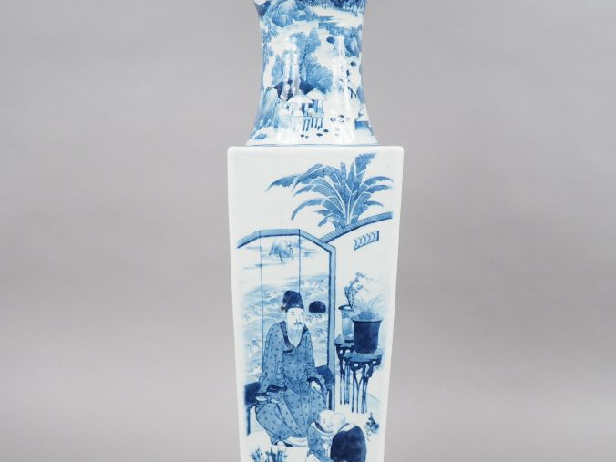 Grand vase de forme quadrangulaire en porcelaine blanche, à décor en b