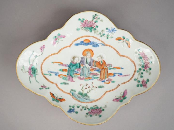 Ravier à bord polylobé en porcelaine et émaux de la famille rose, à dé