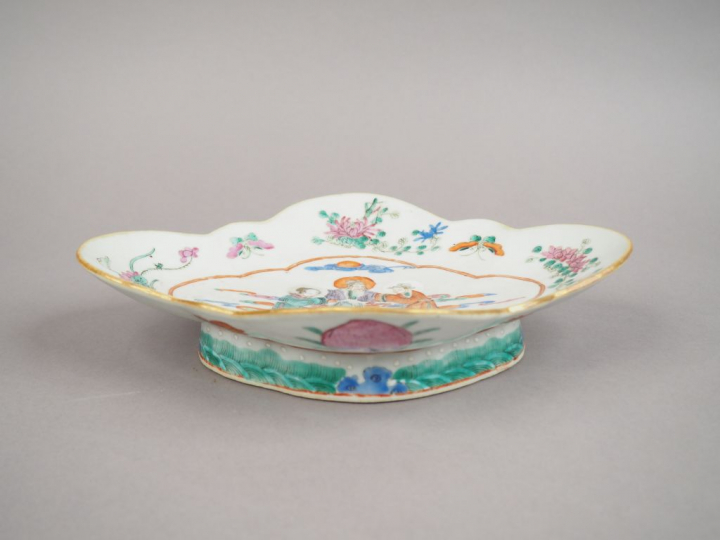 Ravier à bord polylobé en porcelaine et émaux de la famille rose, à dé