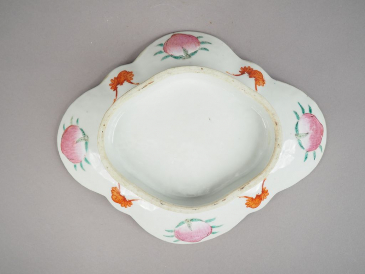 Ravier à bord polylobé en porcelaine et émaux de la famille rose, à dé