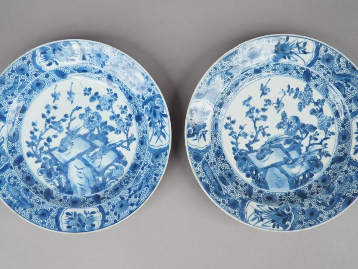 Paire de plats en porcelaine bleu blanc, à décor de faisans perchés su