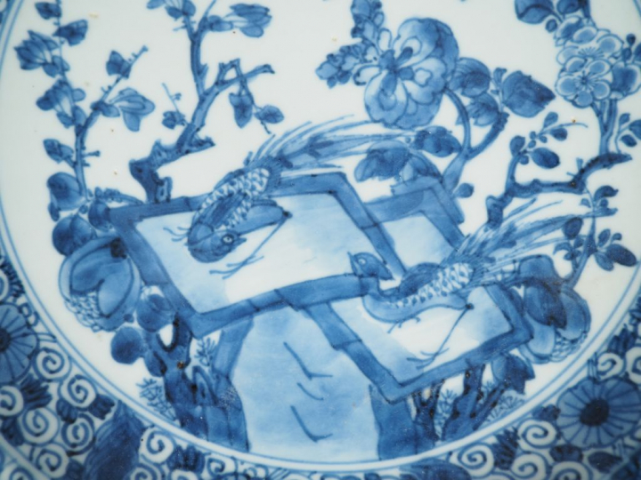 Paire de plats en porcelaine bleu blanc, à décor de faisans perchés su