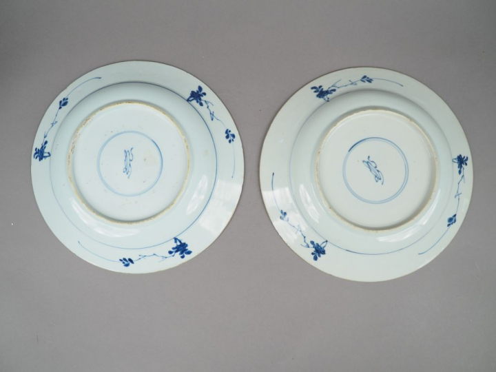 Paire de plats en porcelaine bleu blanc, à décor de faisans perchés su