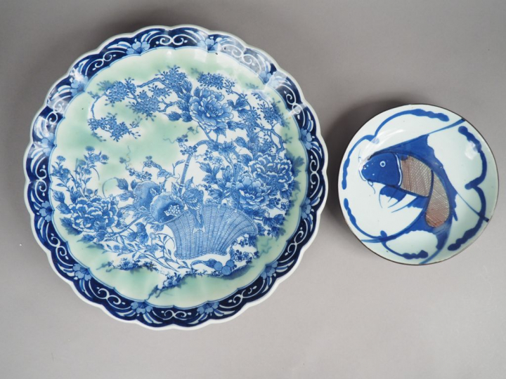 Grand plat en porcelaine d'Arita, à décor en bleu sur fond céldaon d'u