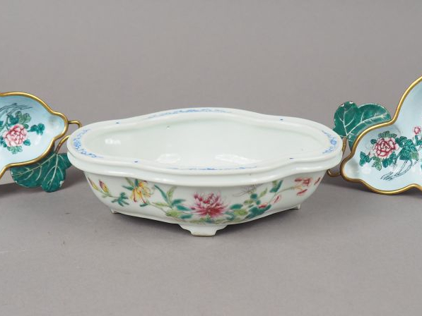 Lot comprenant :  - une petite jardinière en porcelaine et émaux de la