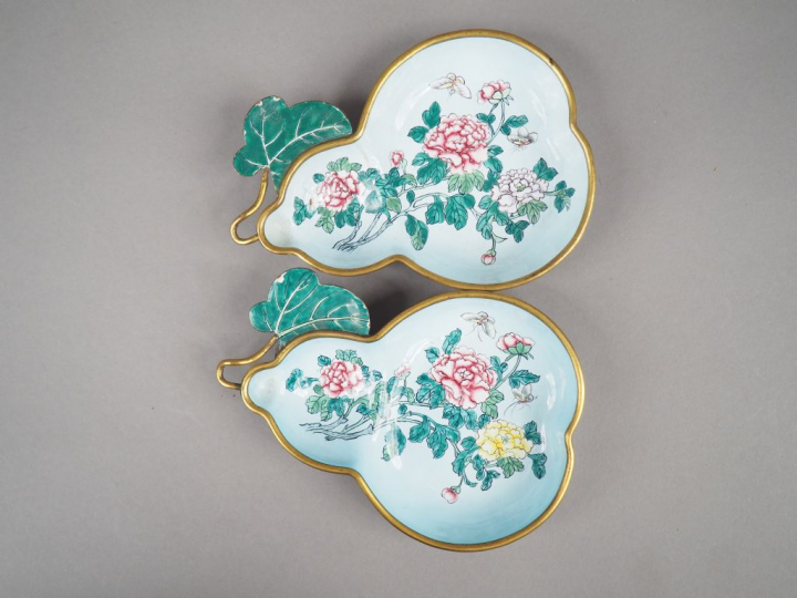 Lot comprenant :  - une petite jardinière en porcelaine et émaux de la