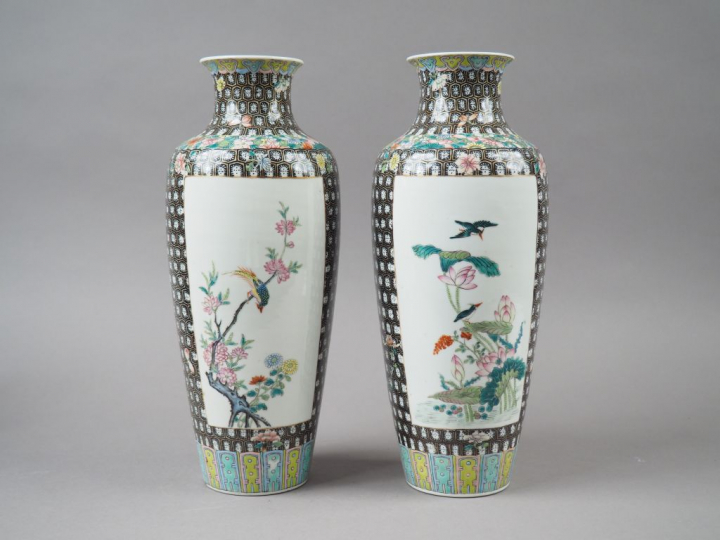 Paire de vases de forme ovoïde en porcelaine et émaux de la famille ro