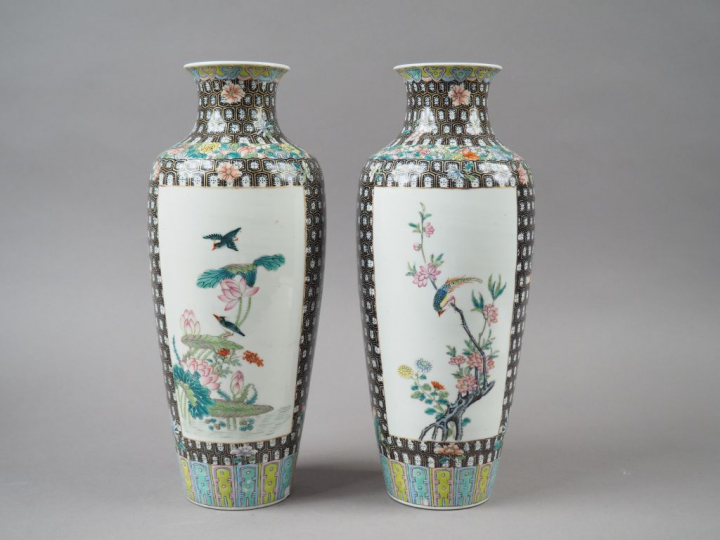 Paire de vases de forme ovoïde en porcelaine et émaux de la famille ro