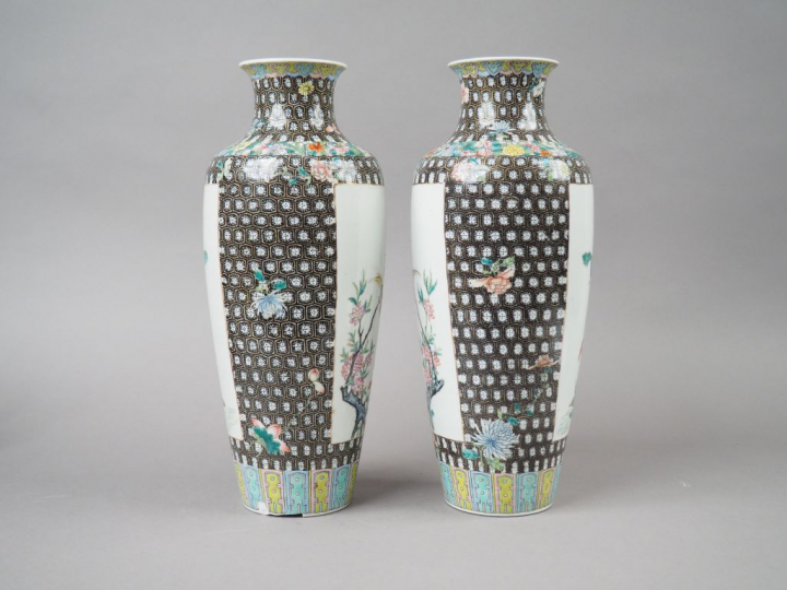 Paire de vases de forme ovoïde en porcelaine et émaux de la famille ro