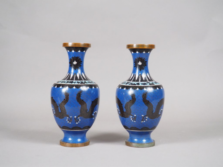 Paire de vases de forme balustre en cuivre et émaux cloisonnés, à déco