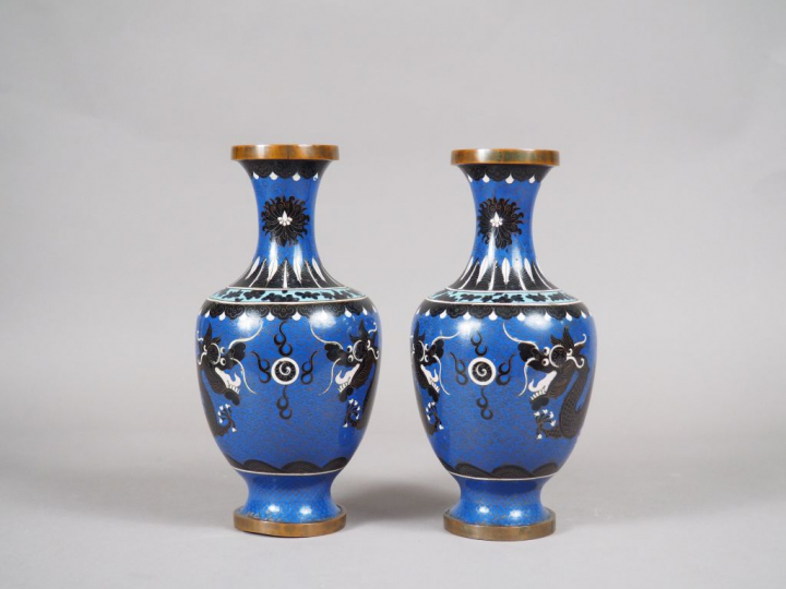 Paire de vases de forme balustre en cuivre et émaux cloisonnés, à déco