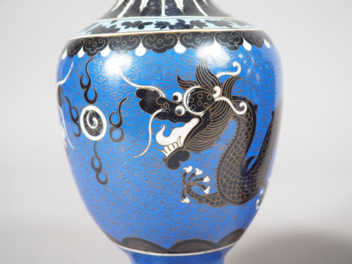 Paire de vases de forme balustre en cuivre et émaux cloisonnés, à déco