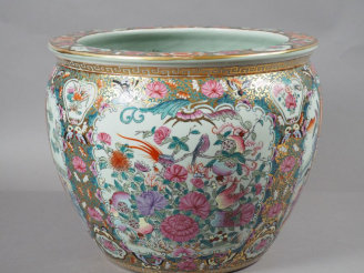 Vente aux enchères Vasque à poisson en porcelaine et émaux de la famille rose, à décor al