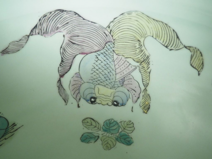 Vasque à poisson en porcelaine et émaux de la famille rose, à décor al