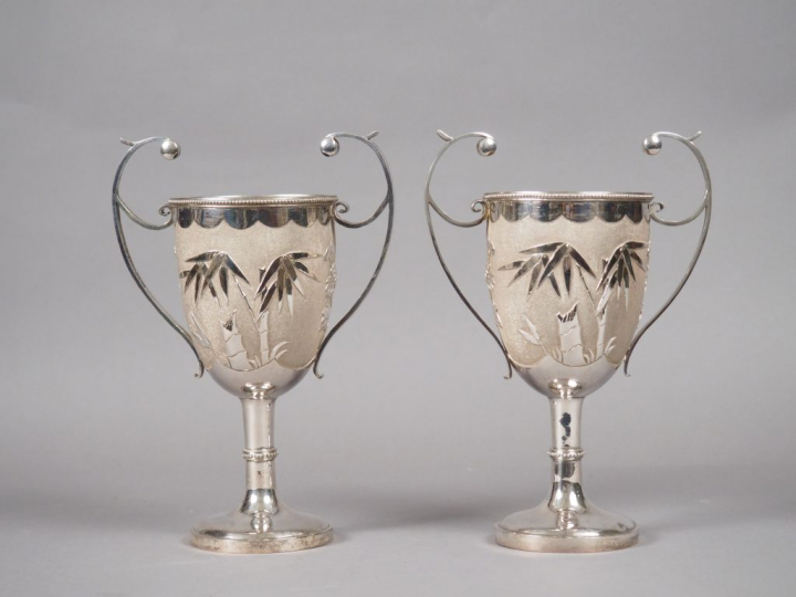 Paire de coupes à anses en argent, à décor de bambou et chrysanthème. 