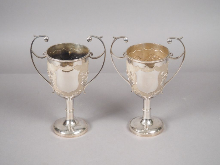 Paire de coupes à anses en argent, à décor de bambou et chrysanthème. 