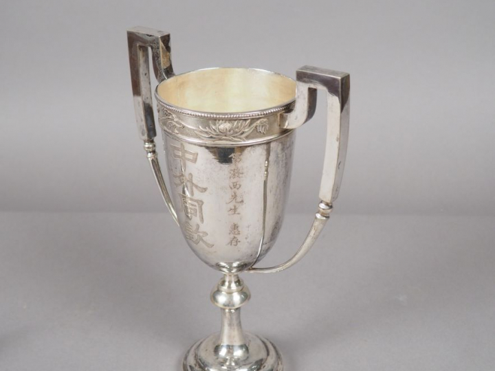 Trophée couvert sur piédouche en argent, à décor de motifs calligraphi