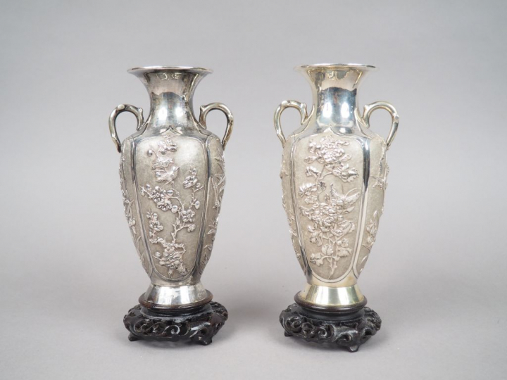 Paire de vases à anses en argent, à décor dans des réserves d'oiseaux 