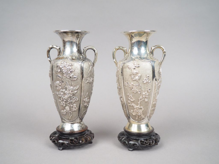 Paire de vases à anses en argent, à décor dans des réserves d'oiseaux 