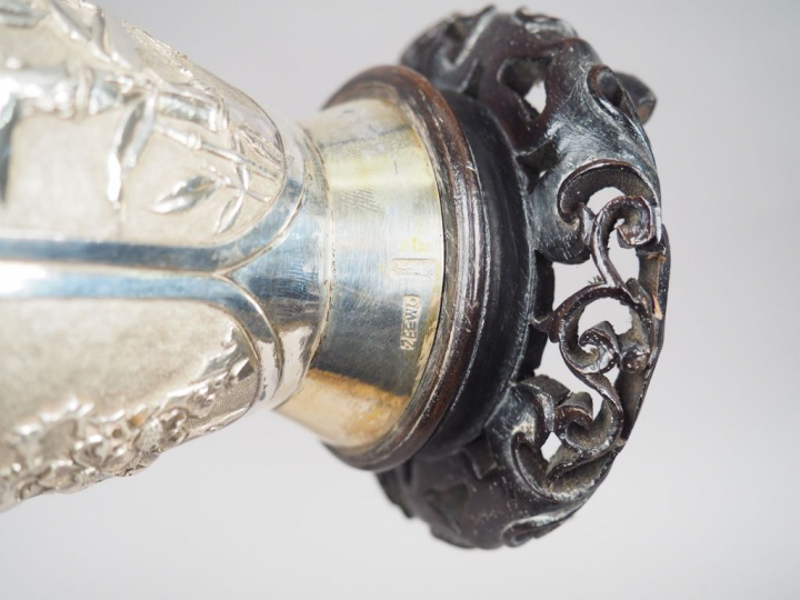 Paire de vases à anses en argent, à décor dans des réserves d'oiseaux 