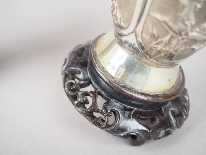Paire de vases à anses en argent, à décor dans des réserves d'oiseaux 