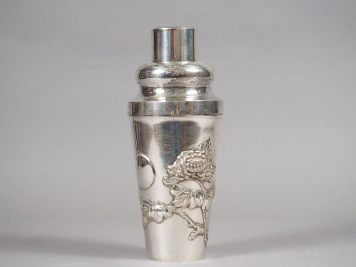 Shaker en argent, à décor de feuilles et fleurs de chrysanthèmes.  Chi