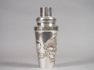 Vente aux enchères Shaker en argent, à décor de feuilles et fleurs de chrysanthèmes.  Chi