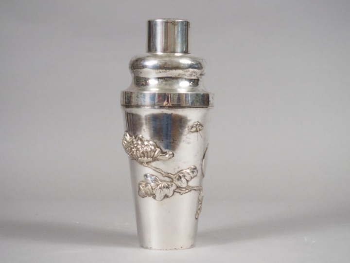 Shaker en argent, à décor de feuilles et fleurs de chrysanthèmes.  Chi