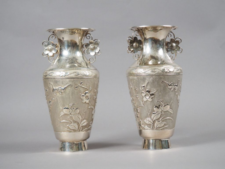 Paire de vase en métal argenté de forme balustre, à décor finement cis