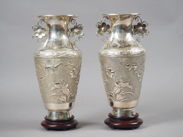 Paire de vase en métal argenté de forme balustre, à décor finement cis