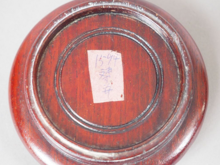 Paire de vase en métal argenté de forme balustre, à décor finement cis
