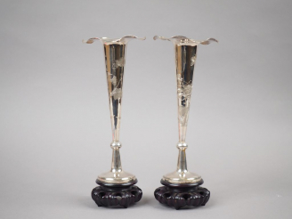 Vente aux enchères Paire de vases soliflores en argent, à col floriforme, à décor d'oisea