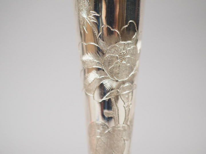 Paire de vases soliflores en argent, à col floriforme, à décor d'oisea