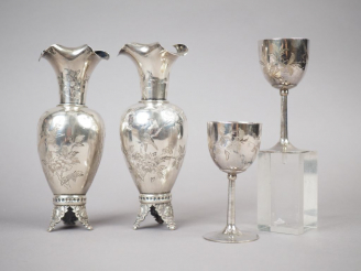 Vente aux enchères Paire de vases de forme balustre à col polylobé en argent, à décor cis
