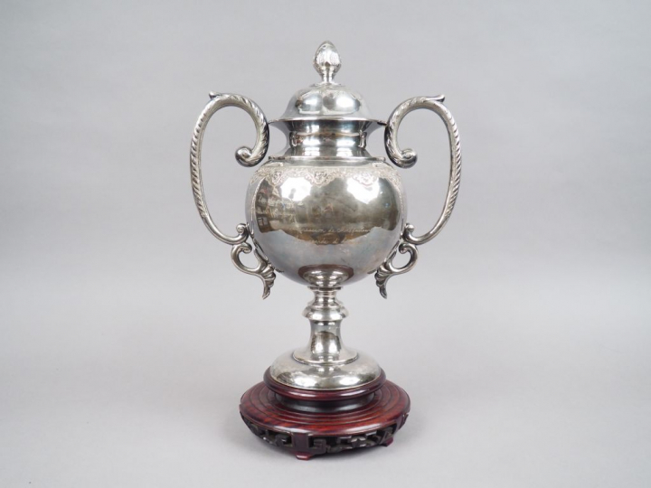 Grande coupe couverte à anses en argent, à décor de frise de fleurs et