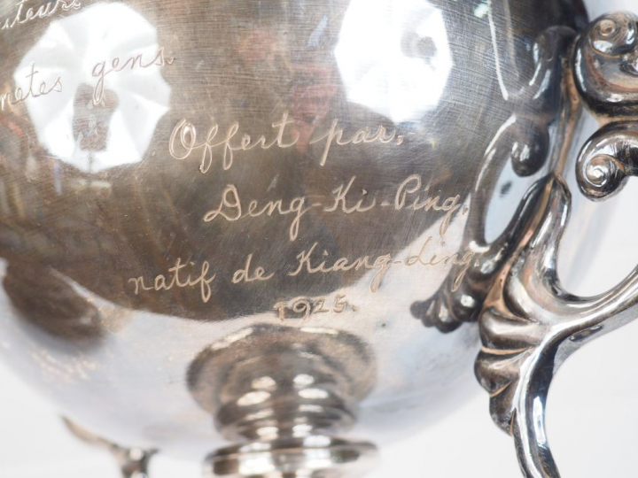 Grande coupe couverte à anses en argent, à décor de frise de fleurs et