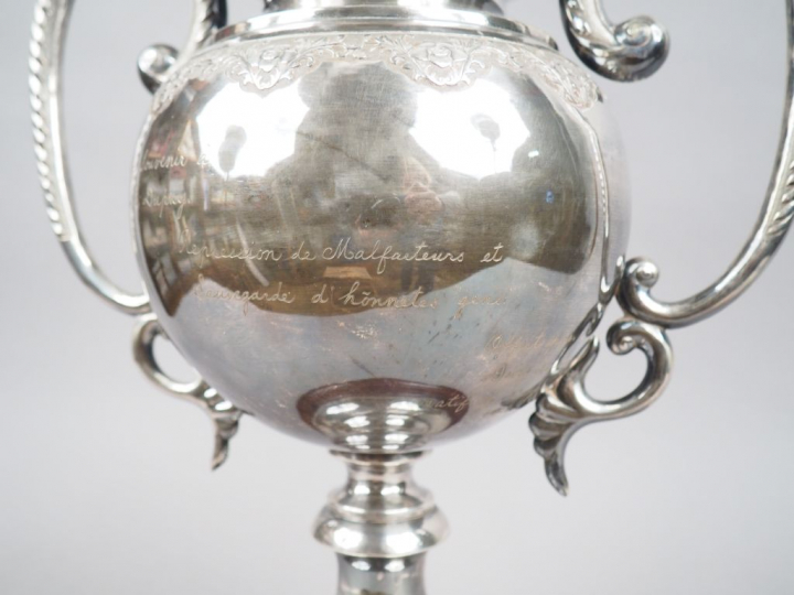 Grande coupe couverte à anses en argent, à décor de frise de fleurs et