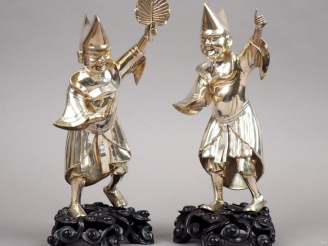 Vente aux enchères Paire de statuettes en argent, représentant des amuseurs publics. Chin