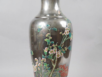 Vente aux enchères Grand vase de forme balustre en argent, à décor en émaux cloisonnés d'