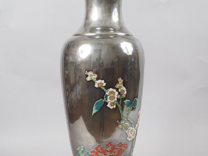 Grand vase de forme balustre en argent, à décor en émaux cloisonnés d'