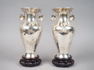 Vente aux enchères Paire de vases à anses en argent, à décor de cervidés, arbustes en fle