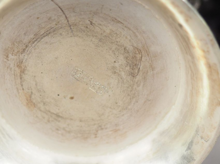 Paire de vases à anses en argent, à décor de cervidés, arbustes en fle