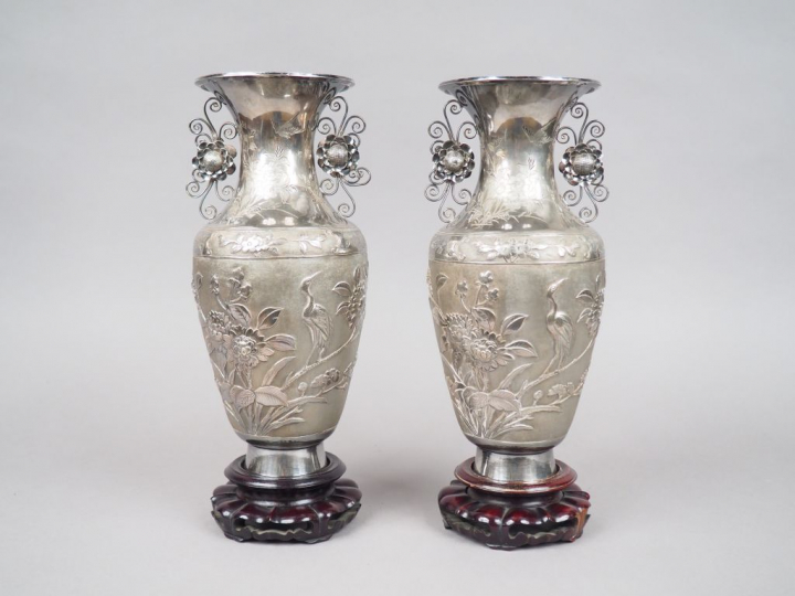 Paire de vases à anses en argent, à décor en relief d'échassier branch