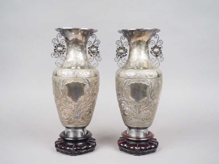 Paire de vases à anses en argent, à décor en relief d'échassier branch