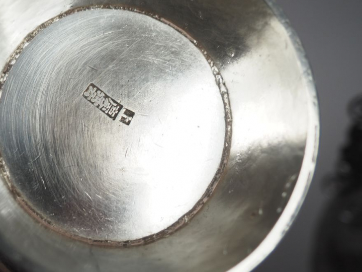 Paire de vases à anses en argent, à décor en relief d'échassier branch