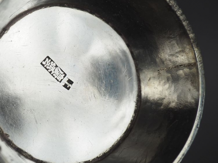 Paire de vases à anses en argent, à décor en relief d'échassier branch