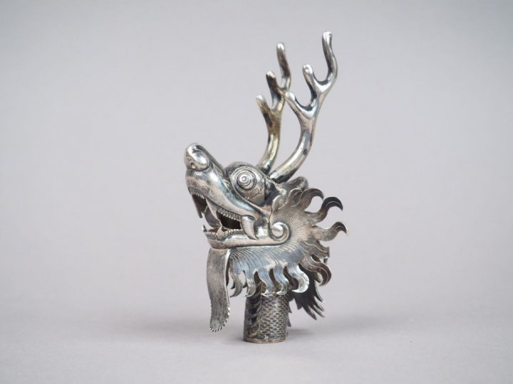 Pommeau de canne en argent en forme de cervidé. Chine, vers 1880-1900.
