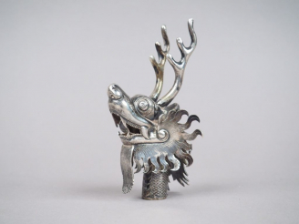 Vente aux enchères Pommeau de canne en argent en forme de cervidé. Chine, vers 1880-1900.