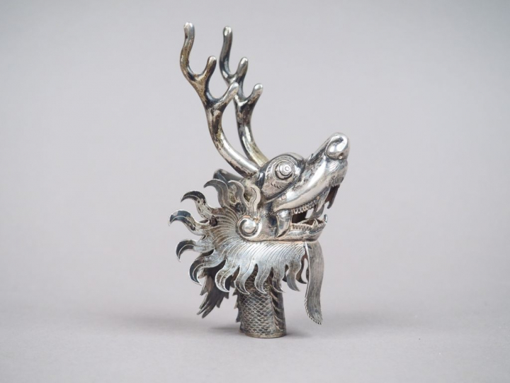 Pommeau de canne en argent en forme de cervidé. Chine, vers 1880-1900.